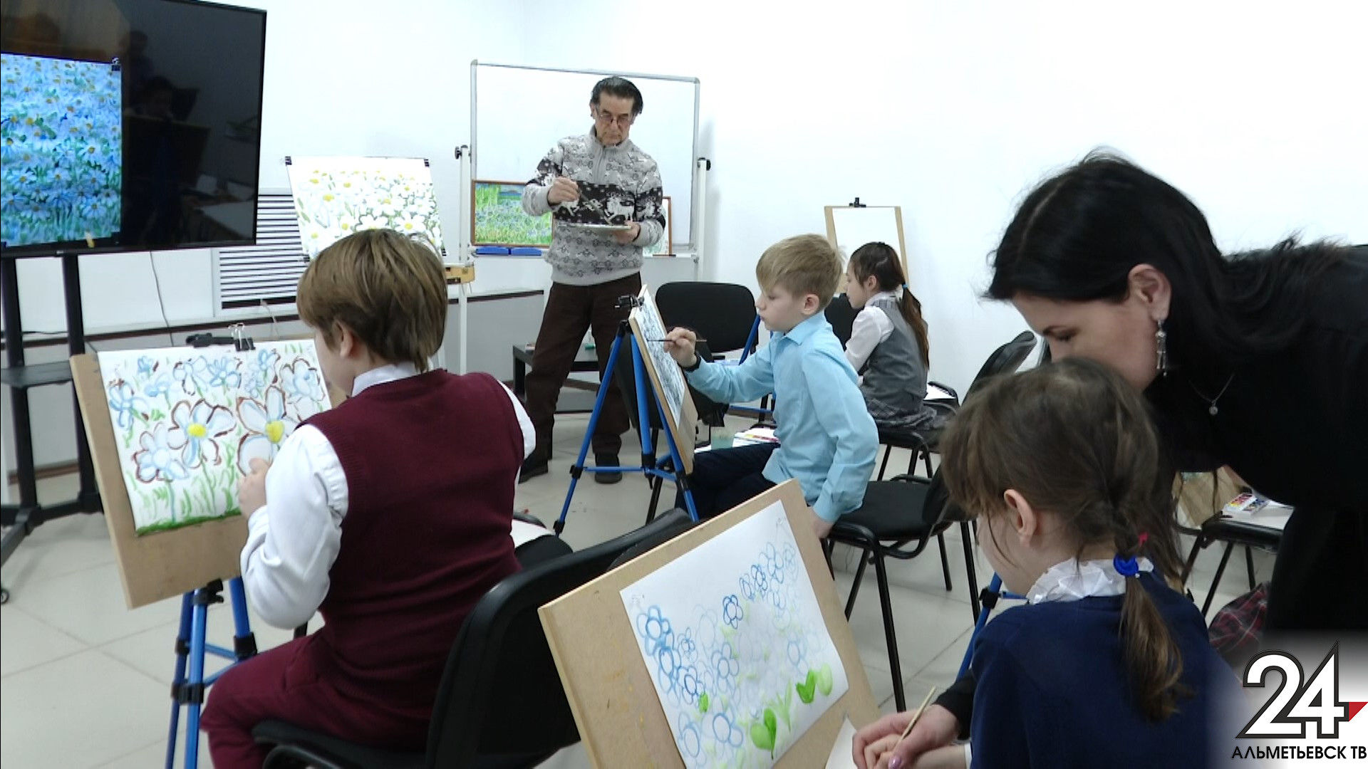 Художники, музыканты и рукодельницы провели мастер-классы для детей в Альметьевске