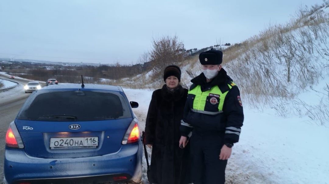 Альметьевские автоинспекторы помогли женщине, автомобиль которой застрял в снегу