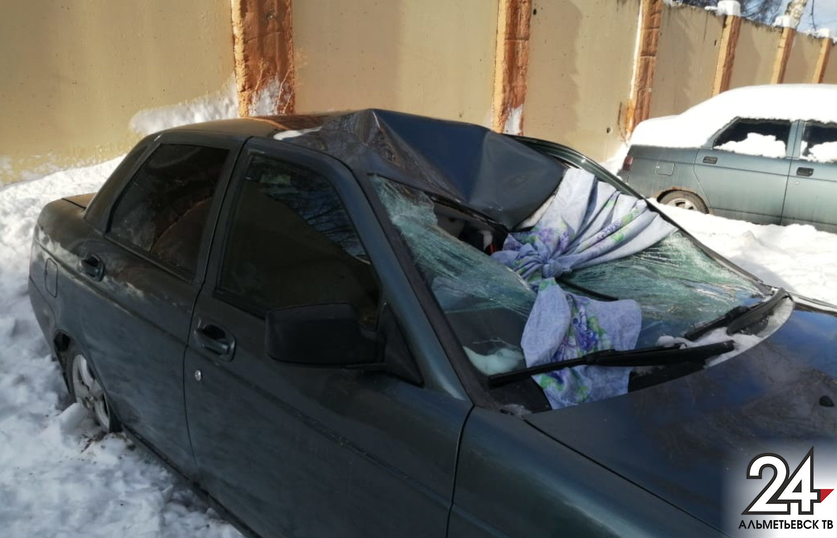 Упавший с крыш домов снег разбил машины в Альметьевске