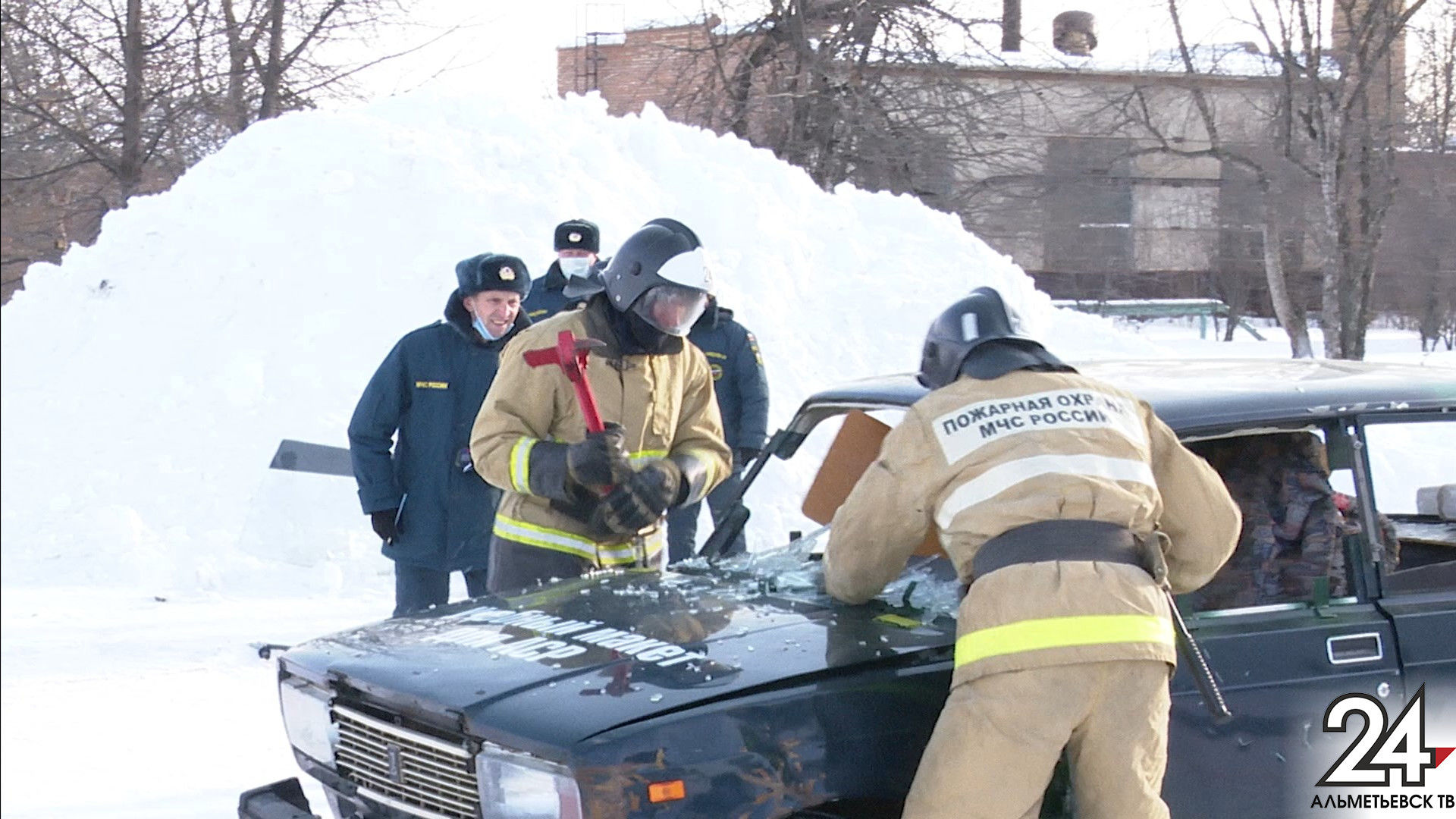Спасатели в Альметьевском районе извлекали пострадавшего из заблокированного авто на учениях