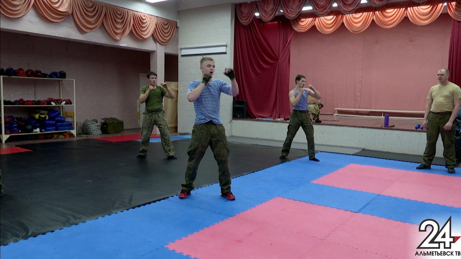 В Альметьевске школьники встретились с курсантами военных учреждений