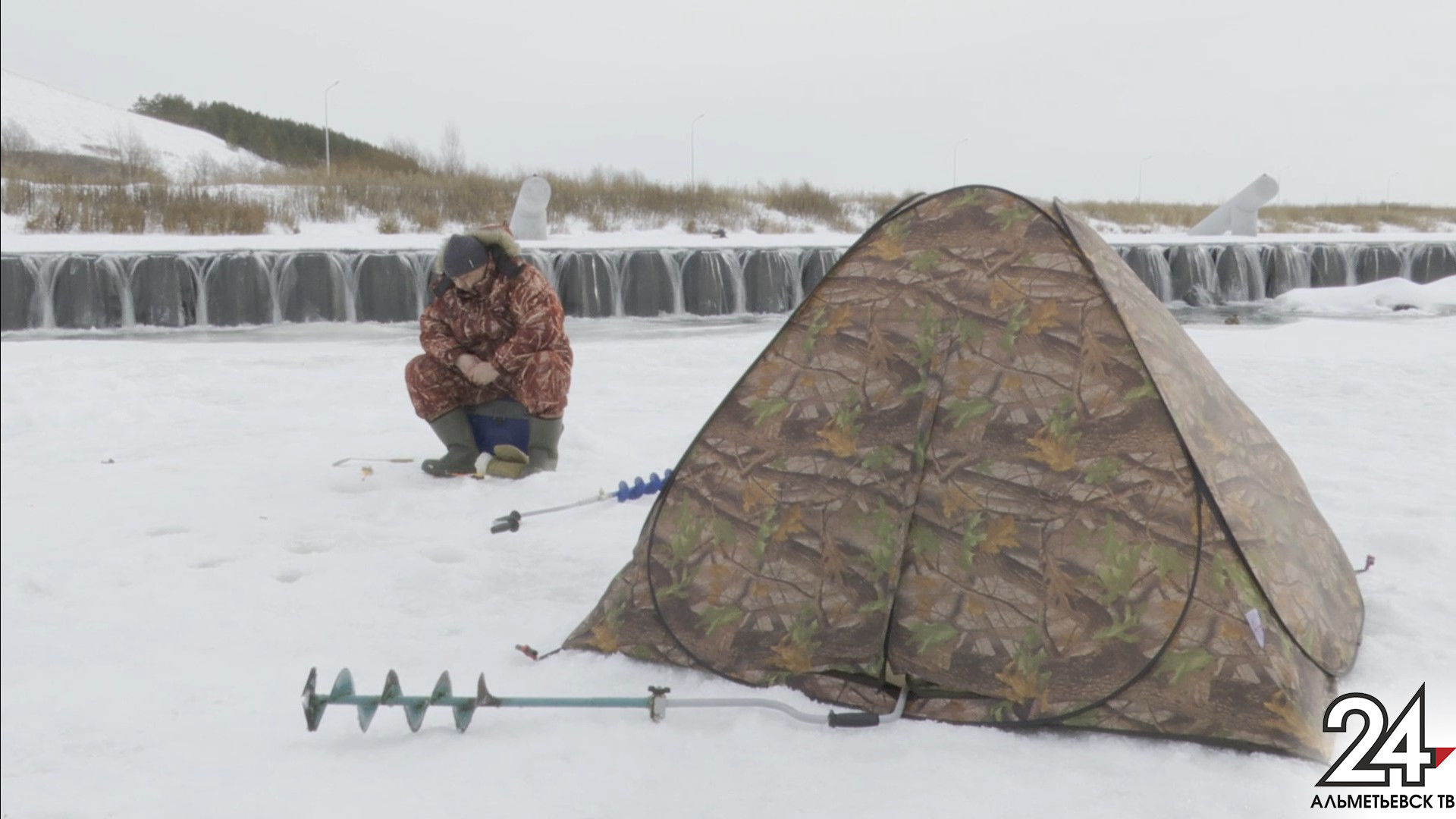 Во время зимы рыбачить в Альметьевске приходится со спасателями: в чем причина
