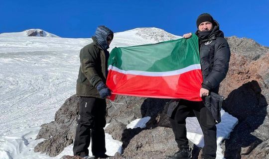 Муфтий Татарстана поднял на Эльбрус флаг республики