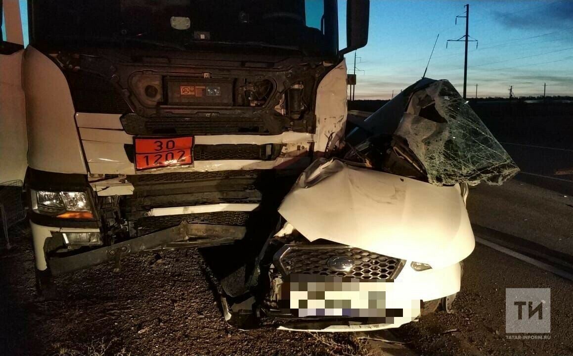 В Бугульминском районе легковушка влетела под бензовоз, водитель скончался на месте