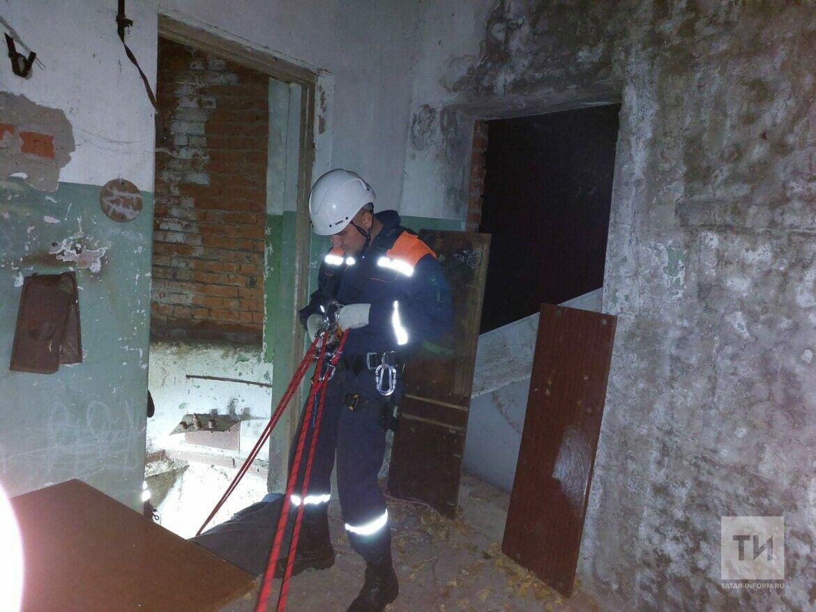 В Татарстане достали тело жителя, упавшего в колодец