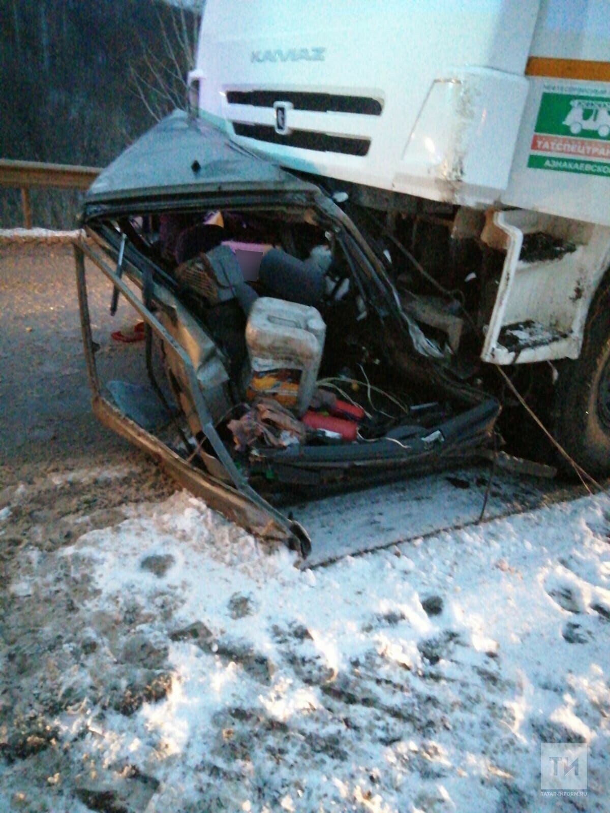 Легковушку смяло под колесами «КАМАЗа»: в Альметьевском районе в ДТП погиб водитель