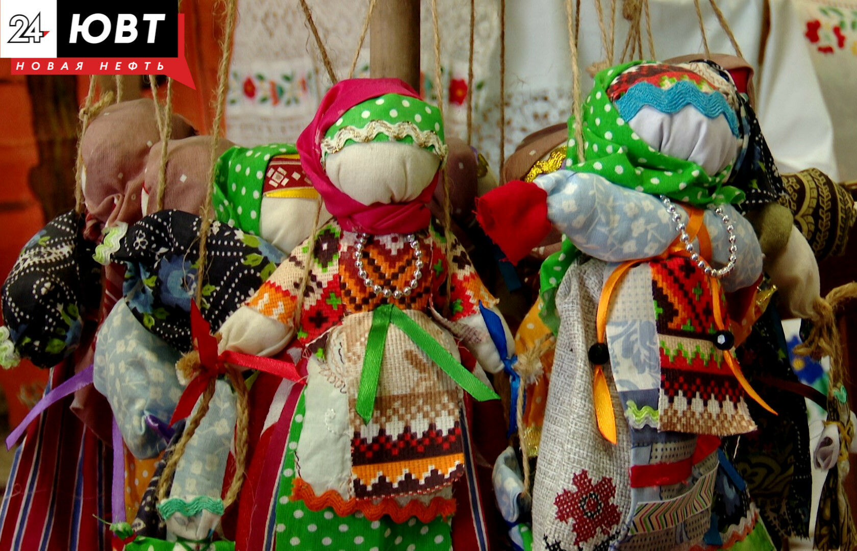 В Русском Акташе знают секреты изготовления куклы, которая поможет найти суженого