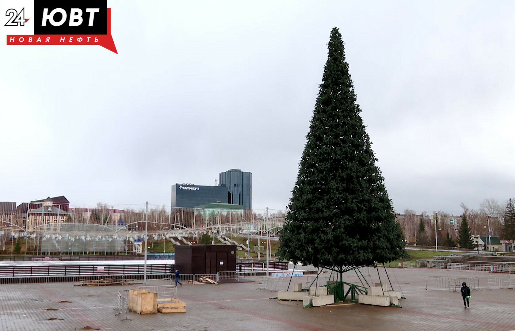 В Альметьевске завершается установка центральной елки на площади Нефтяников