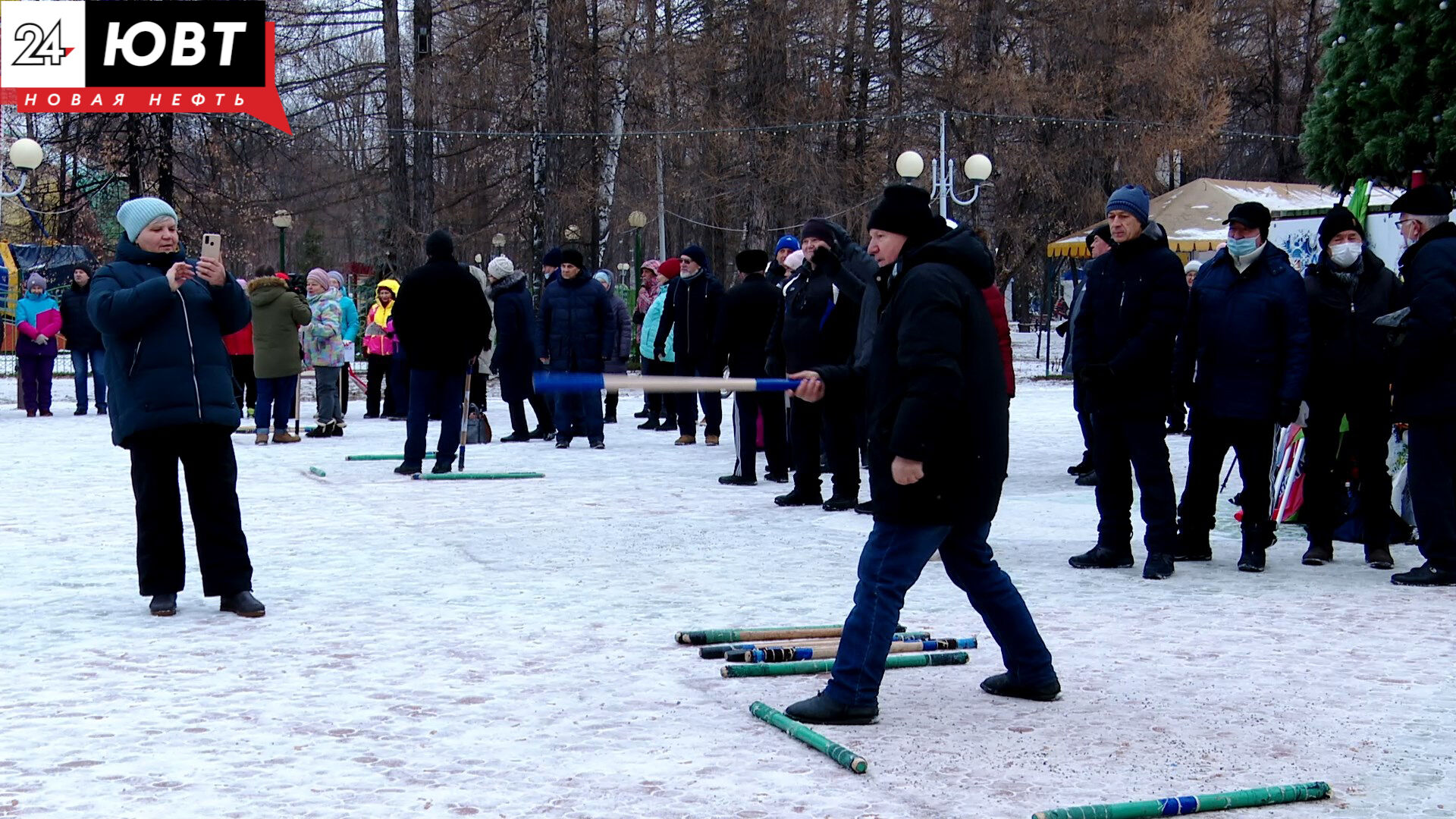 На турнире по игре в городки в Альметьевске участвовали около 100 пенсионеров