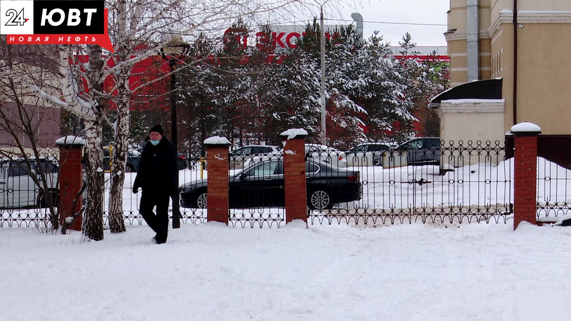 В интернете обсуждают видео, где школьник неудачно перелезает через забор школы в Альметьевске