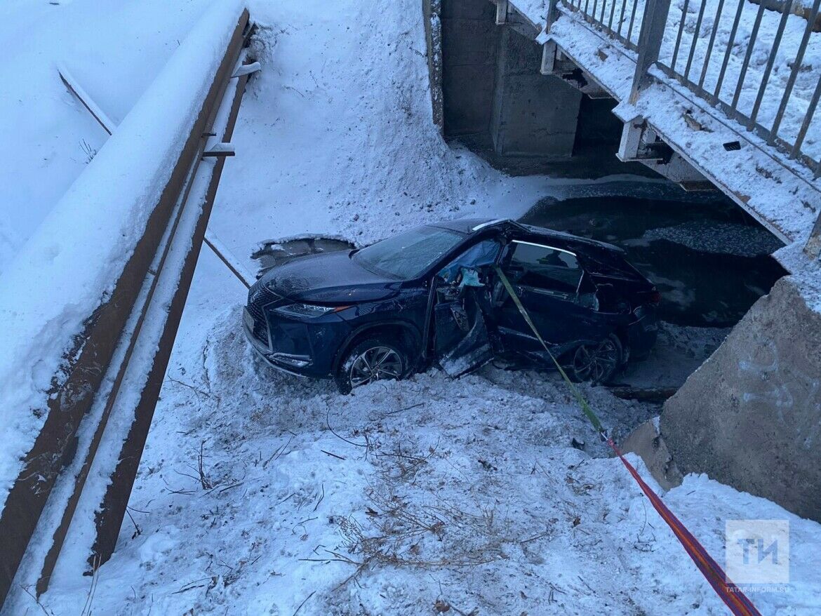 В Альметьевске Lexus вылетел с моста, погибла водитель