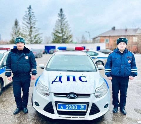 Альметьевские полицейские помогли водителю вытащить автомобиль из снега