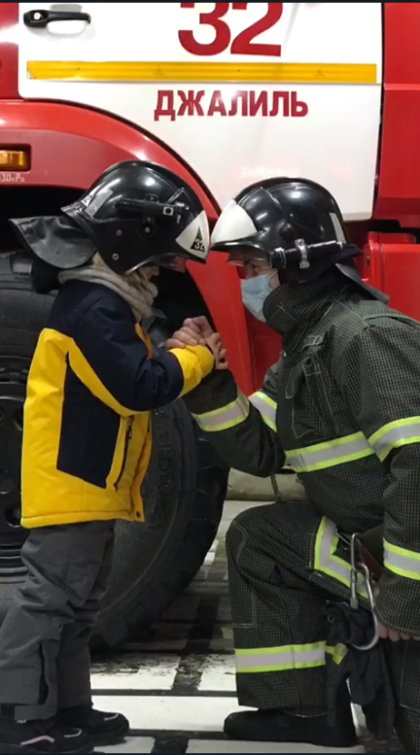 Пожарные из Альметьевска исполнили новогоднюю мечту семилетнего мальчика