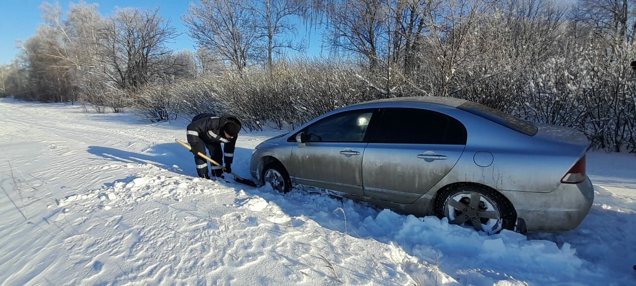 В Альметьевском районе застрял автомобиль на грунтовой дороге