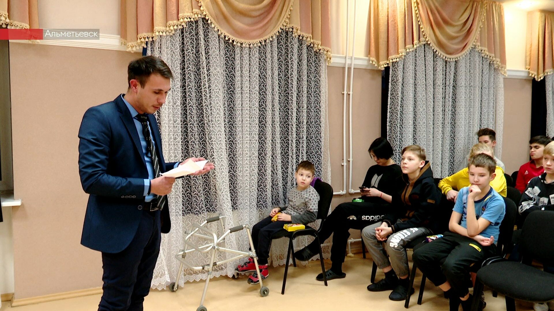 Альметьевские благотворители подарили детям из детского дома телевизор и новые ковры