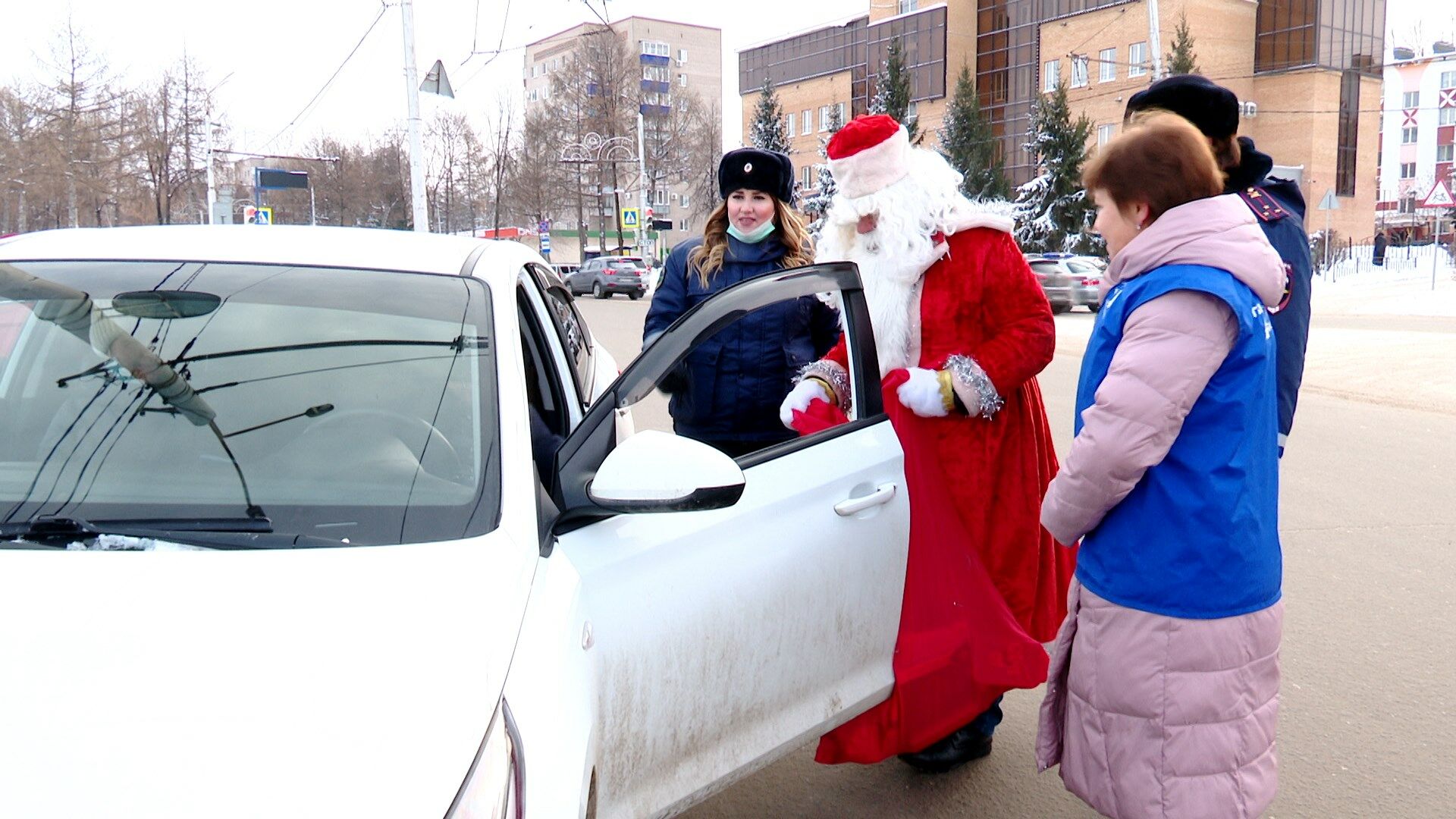 Дед Мороз поздравил альметьевских водителей с Новым годом