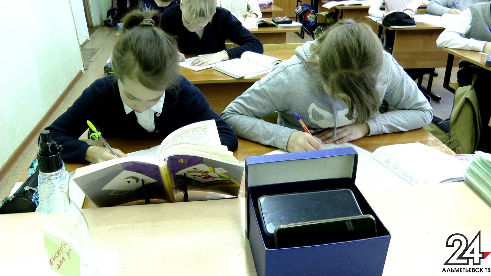 21 Школа Альметьевск. Школьники в форме на уроке Татарстан. Как использовать гаджеты в школе. Школьникам запрещено.