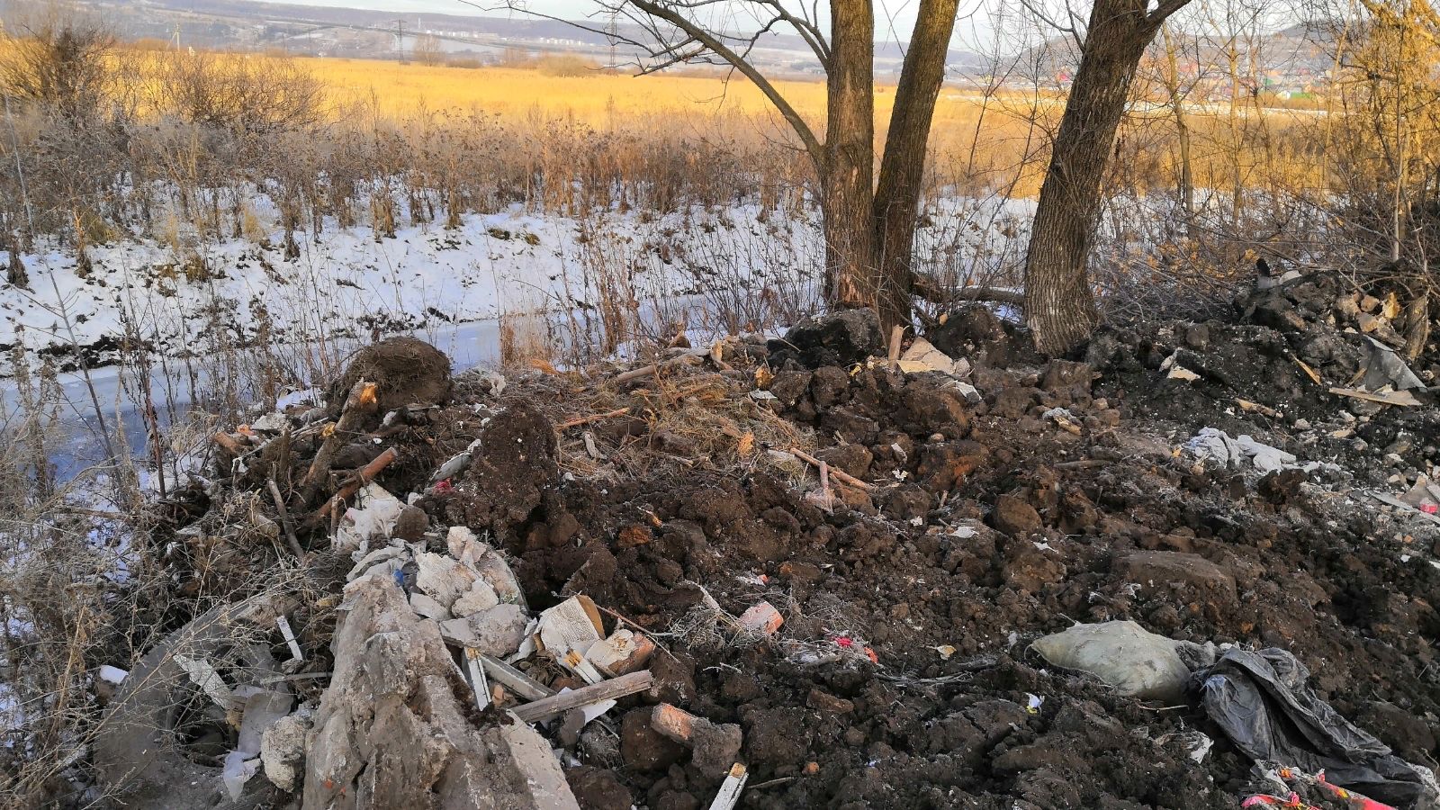 В Альметьевске экологи обнаружили, что КамАЗ сбрасывал отходы на берег реки