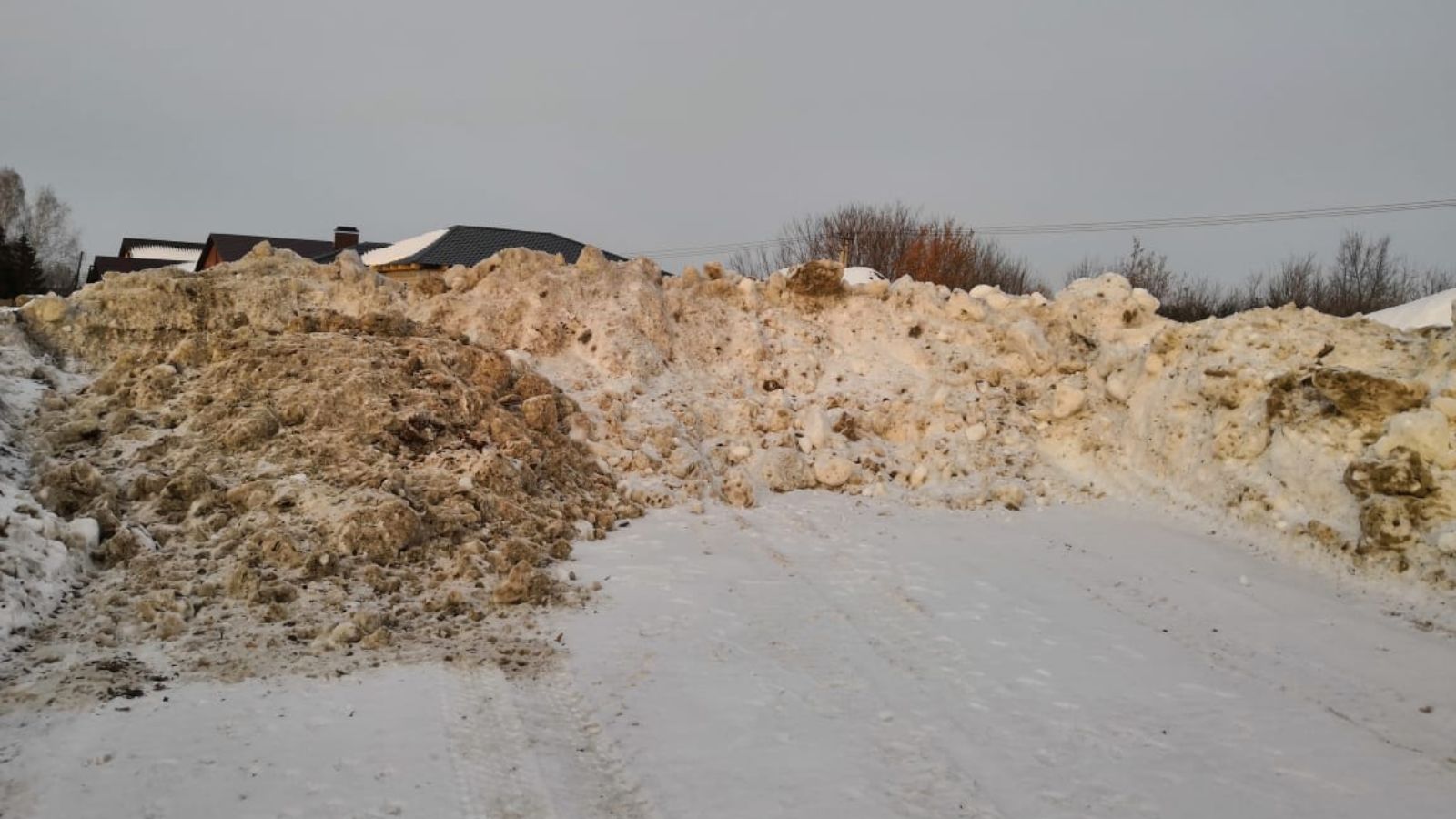 Экологи Альметьевска обнаружили свалку из грязного снега
