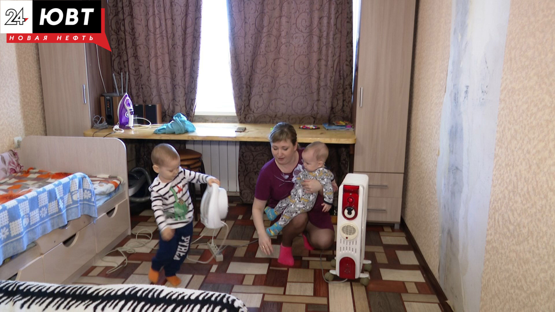 Полтора года многодетная семья из Альметьевска живет в квартире с мокрой стеной
