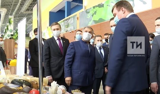 Президент РТ проверил качество товаров «Азбука сыра» во время выставки