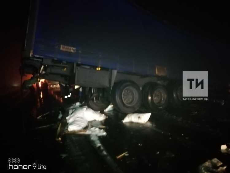 В Татарстане водителя фуры насмерть придавило сахаром после ДТП с грузовиком