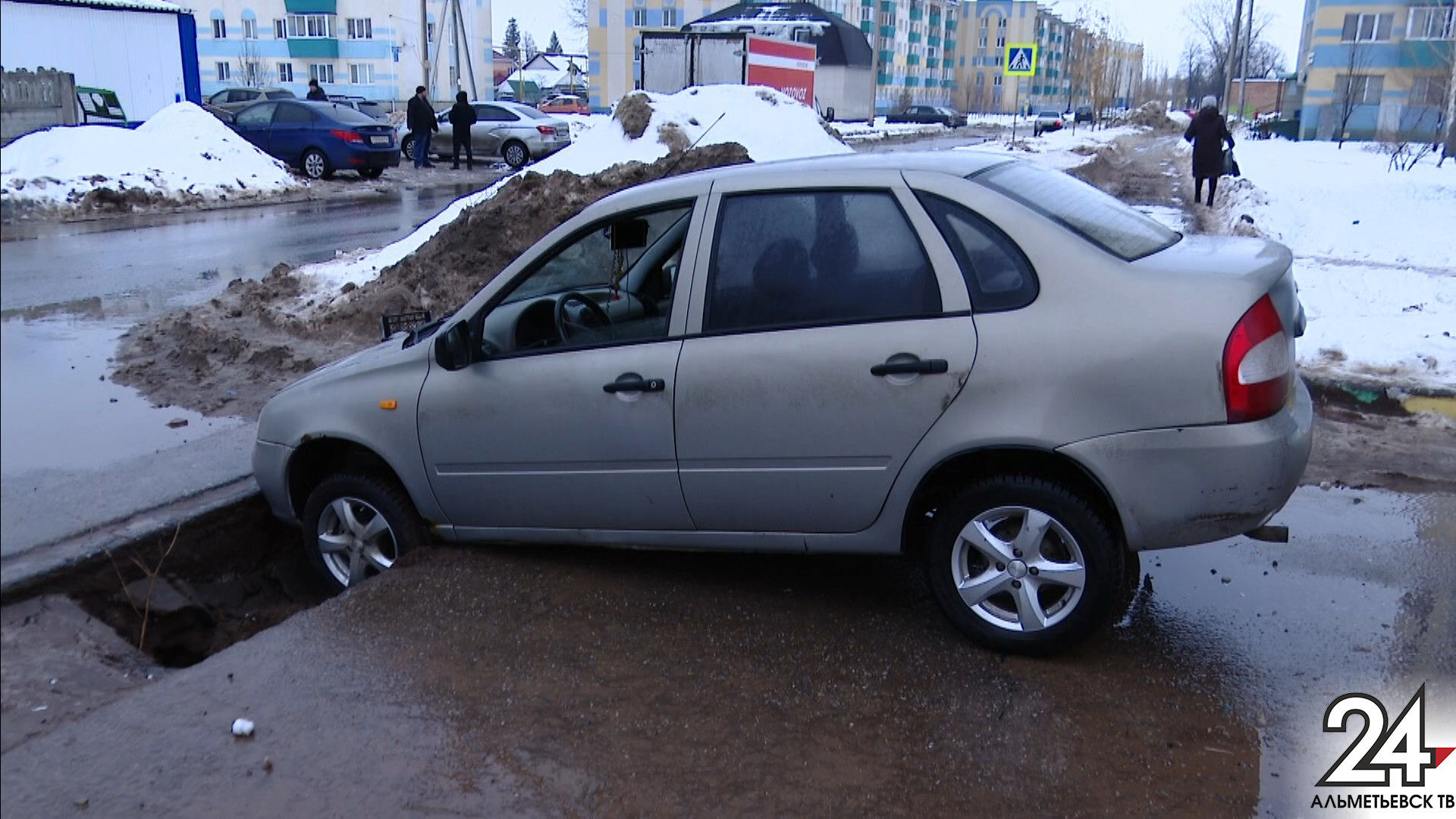 Автомобиль, провалившийся в яму в Альметьевске, вытащили только с помощью трактора