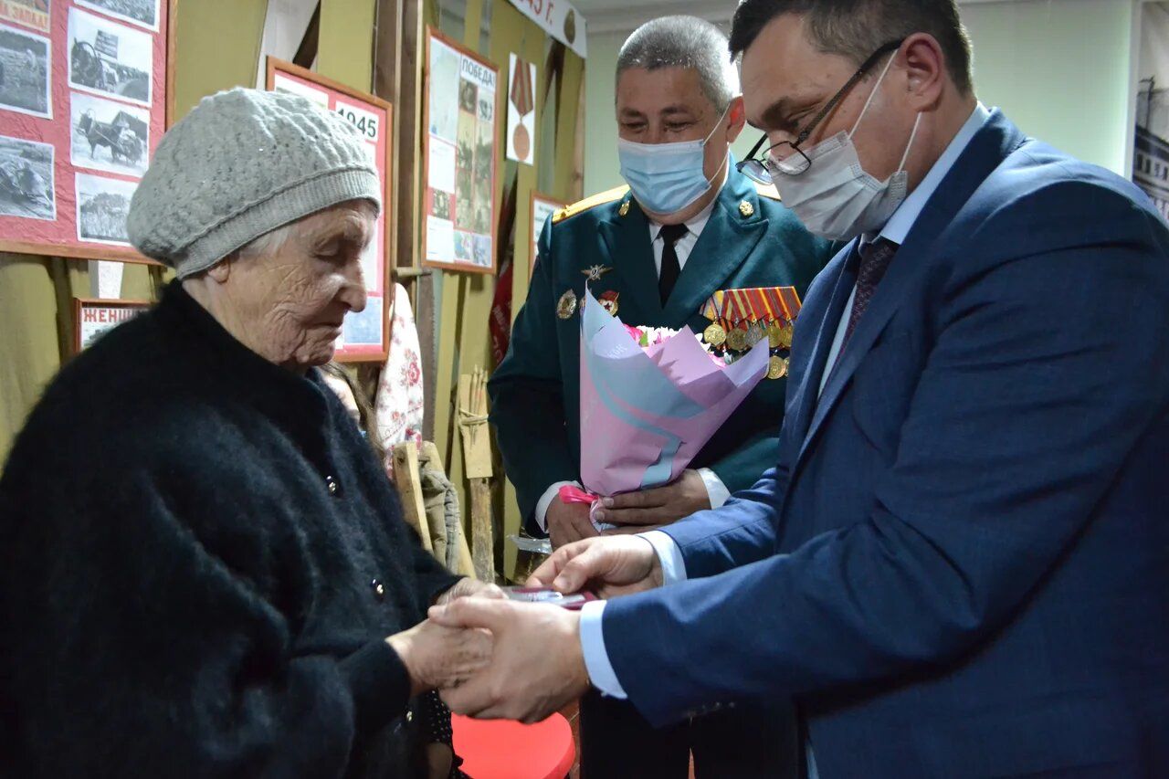 Потерянную 70 лет назад медаль «За отвагу» вернули 92-летней сестре фронтовика в Татарстане