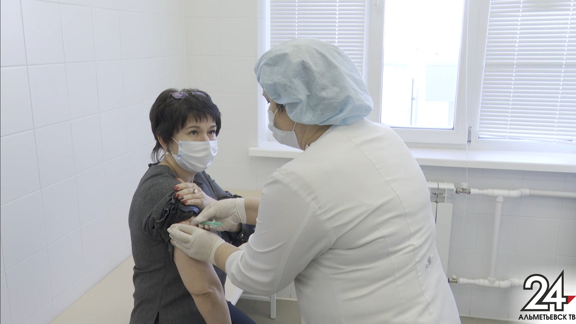В третьей поликлинике в Альметьевске израсходовали половину полученной вакцины