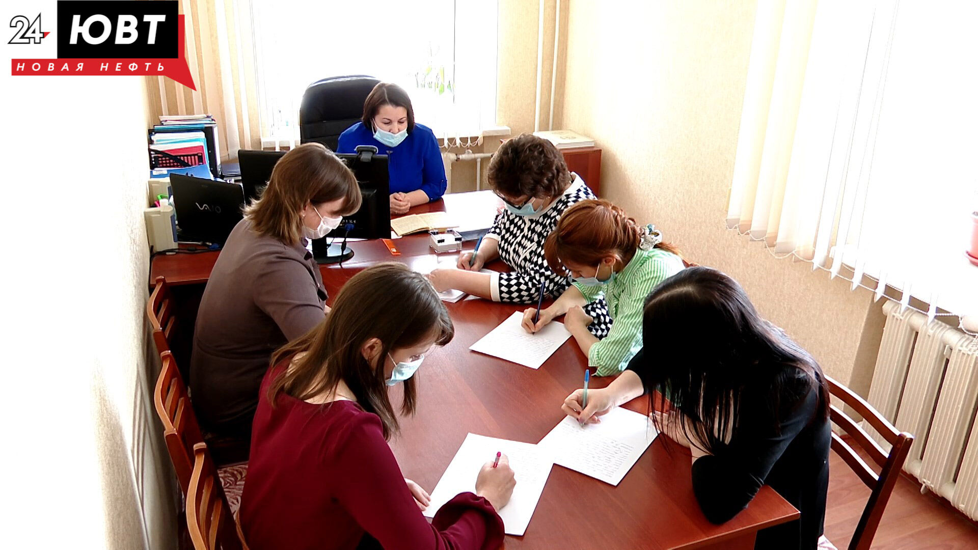 Сотрудницы Альметьевской жилищной инспекции написали диктант по татарскому языку