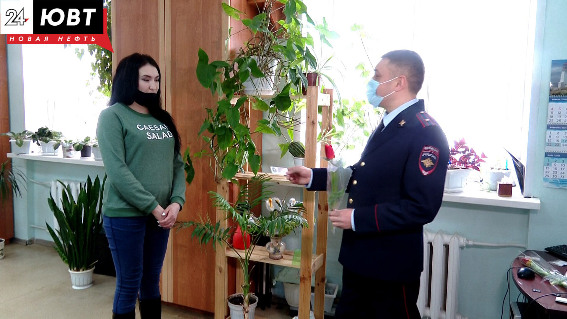 В Альметьевске сотрудники ГИБДД поздравляли женщин с праздником и вручали тюльпаны