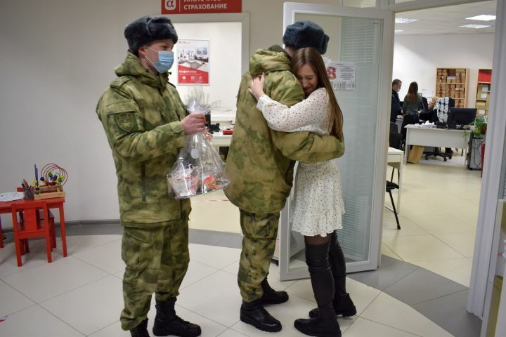 Росгвардейцы поздравили с праздником жительницу Казани, которую спасли от смерти 2 года назад&nbsp;