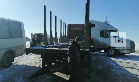 В Татарстане мужчину зажало в кабине после столкновения фуры и вахтового автобуса