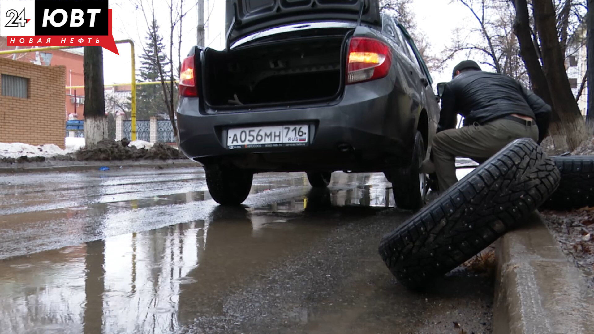 В Альметьевске два автомобиля за полдня провалились в ямы в разных частях города