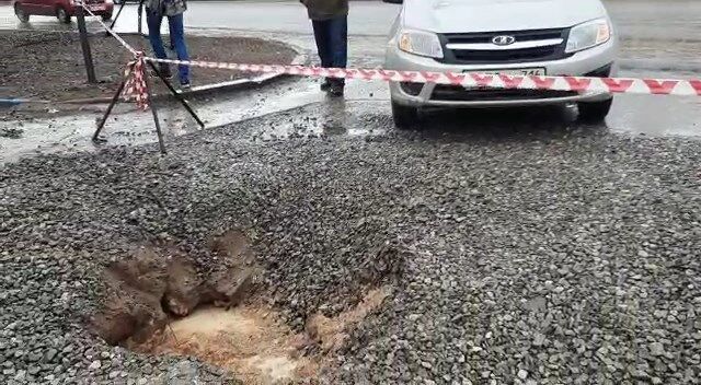 В Альметьевске автомобиль провалился в яму и получил повреждения