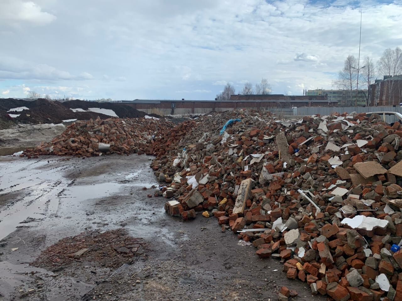 В Альметьевске обнаружили незаконную свалку строительного мусора