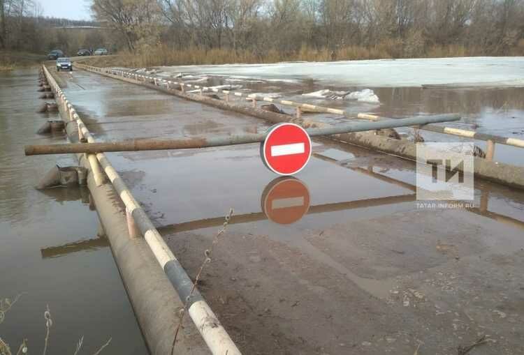 На юго-востоке Татарстана затопило низководный мост из-за таяния снега и дождей