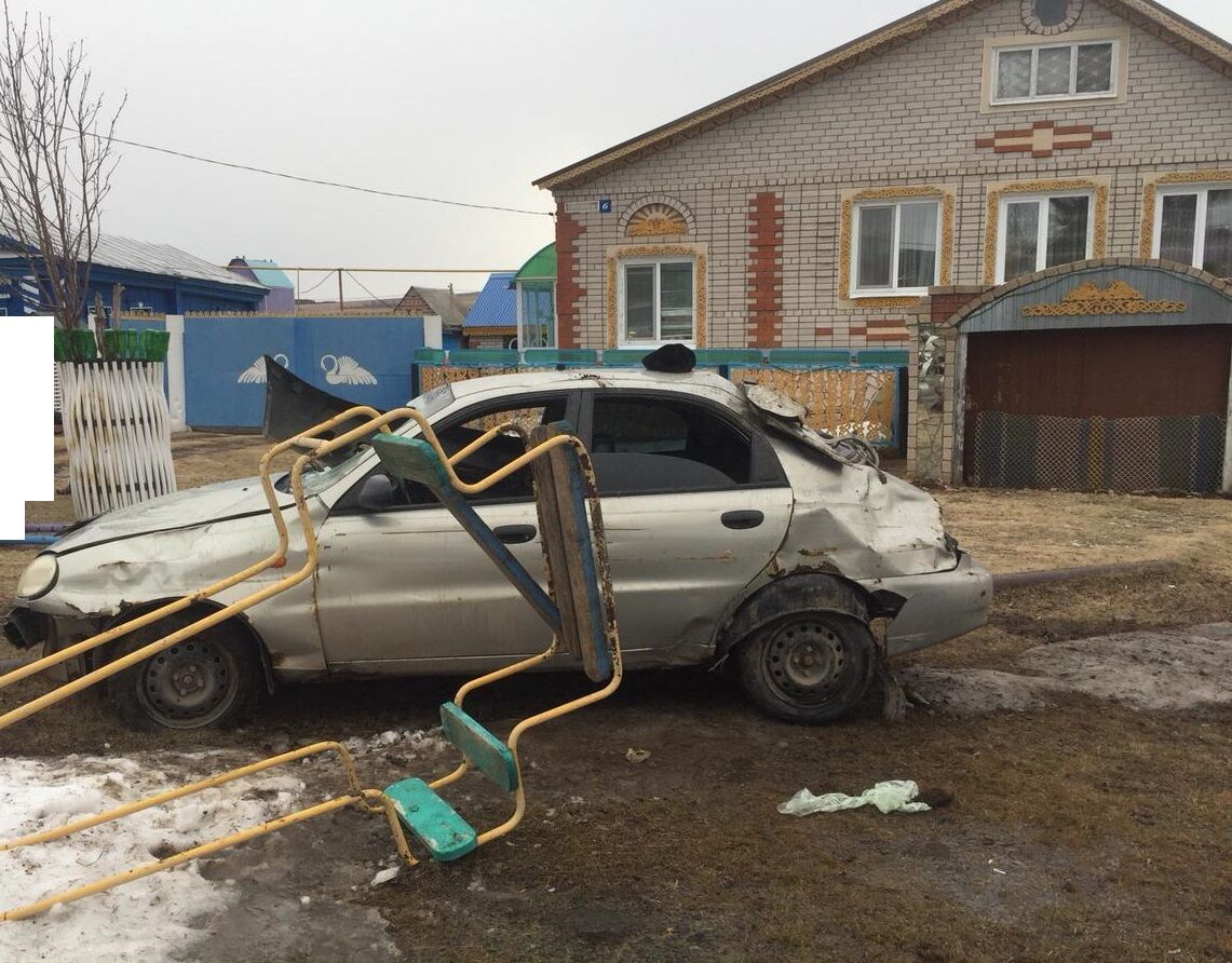 В Альметьевском районе автомобиль наехал на детскую площадку и перевернулся