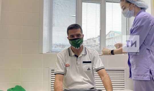 Главному тренеру баскетбольного клуба УНИКС сделали прививку от коронавируса