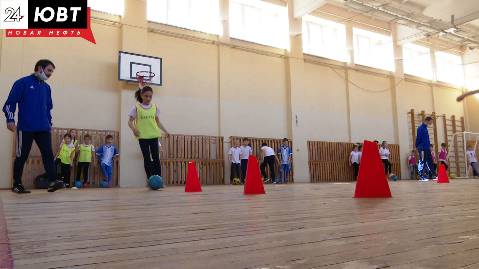 Альметьевским школьникам на уроках физкультуры проводят мастер-классы по футболу