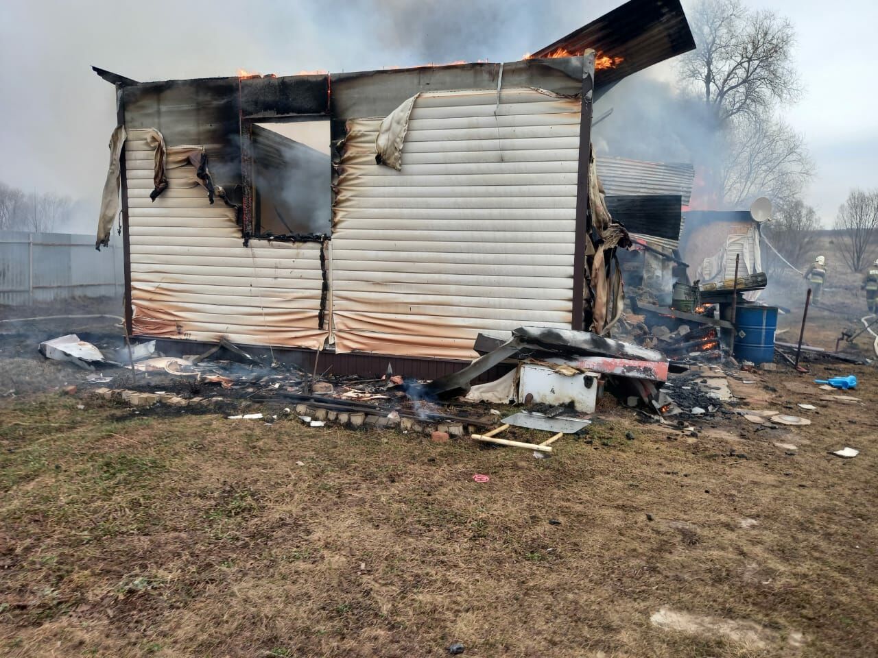 В Татарстане на пожаре в частном доме погиб мужчина, его жена успела выбежать