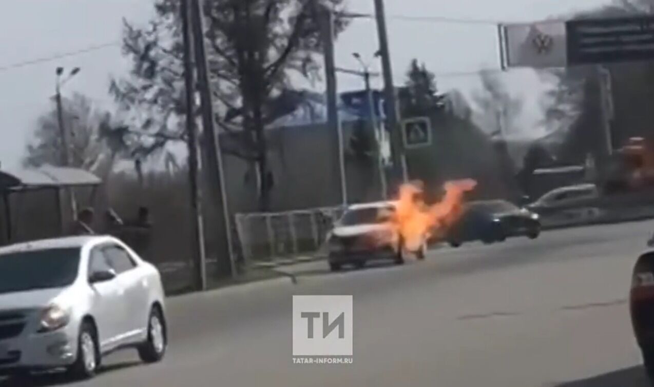 В Альметьевске на перекрестке улиц Фахретдина и Шевченко сгорела легковушка