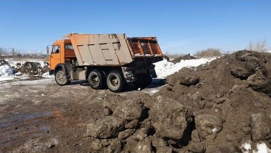 Возле бывшего кирпичного завода в Альметьевском районе выгрузили 4 грузовика грязного снега