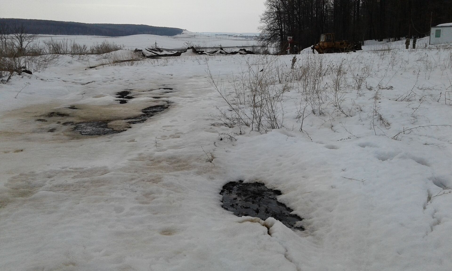 В Альметьевском районе из-за аварии нефтепродукты попали на почву и в реку