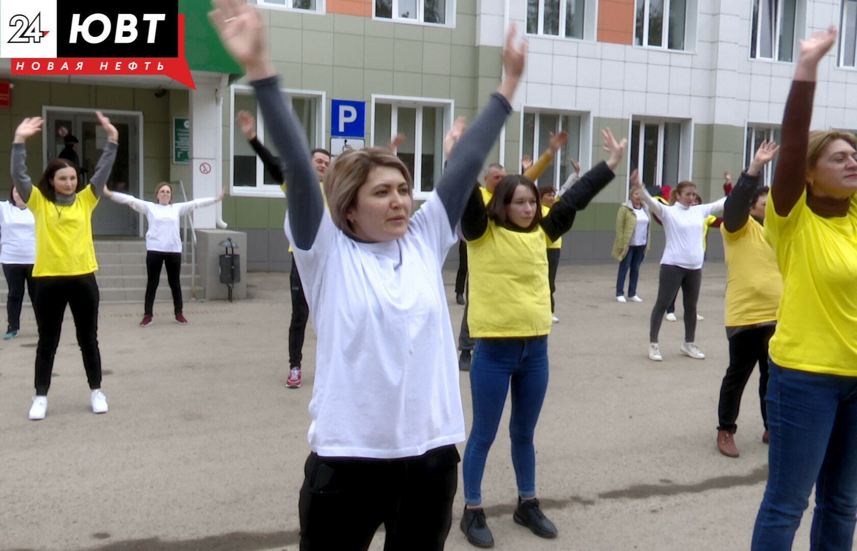 48 сотрудников Альметьевской ЦРБ вышли на гимнастику в День здоровья