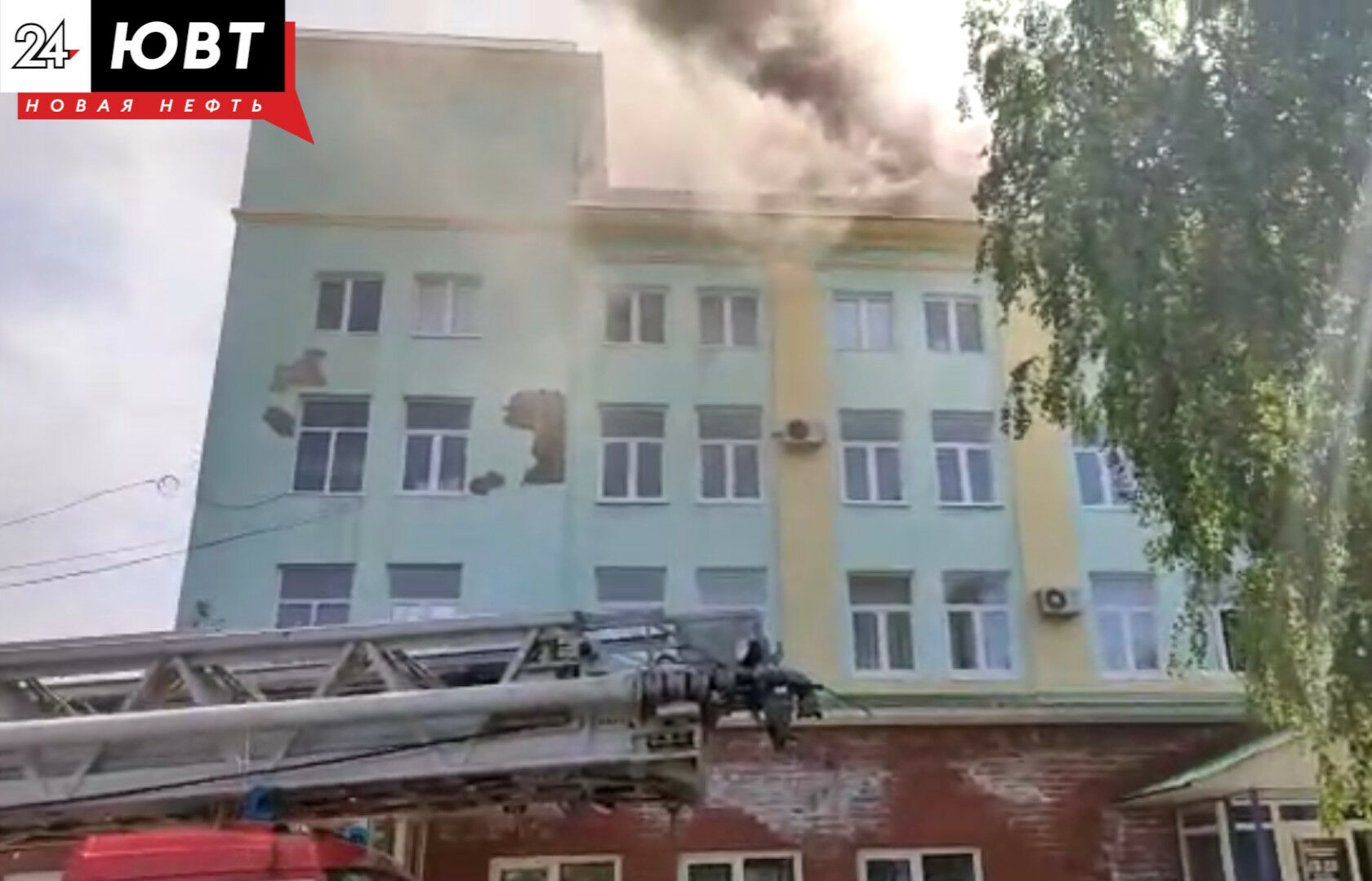 В Альметьевске загорелось здание бывшего хлебозавода