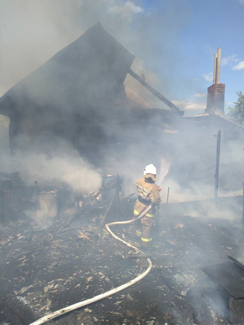 В Альметьевском районе соседи спасли бабушку из пожара