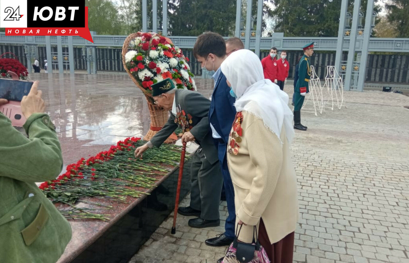 В Альметьевске возложили цветы к Вечному огню