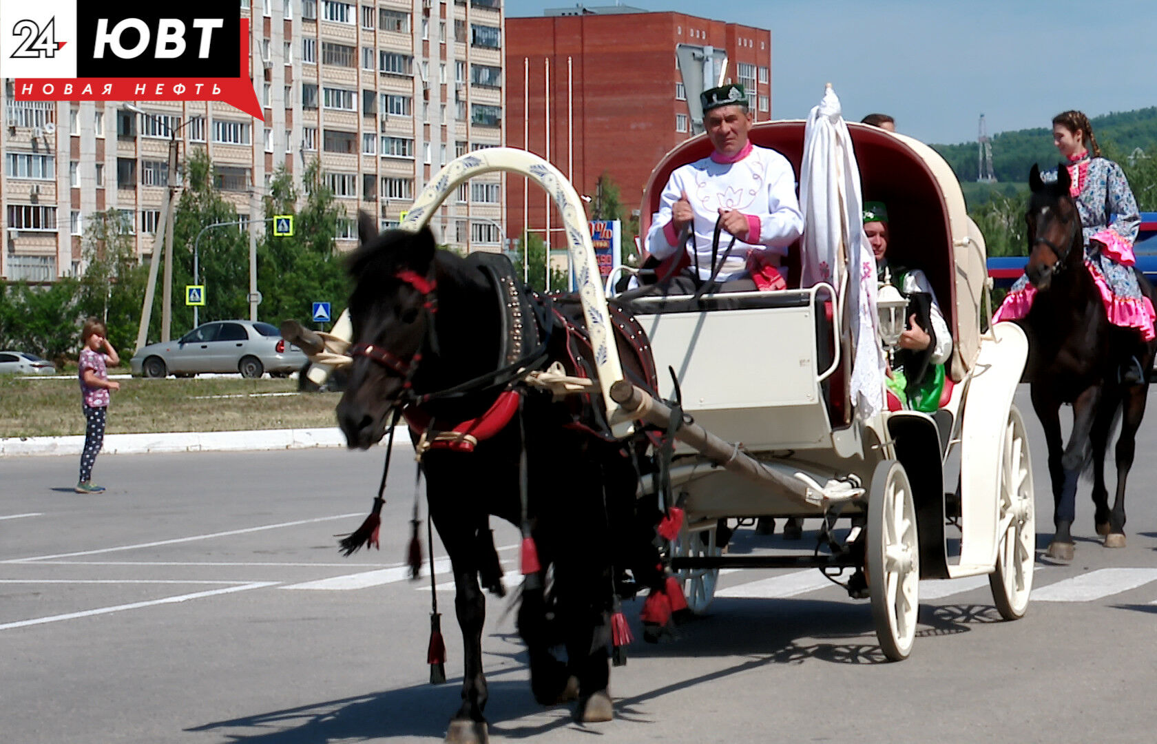 По улицам Альметьевска проехался конный кортеж, который собрал подарки к Сабантую