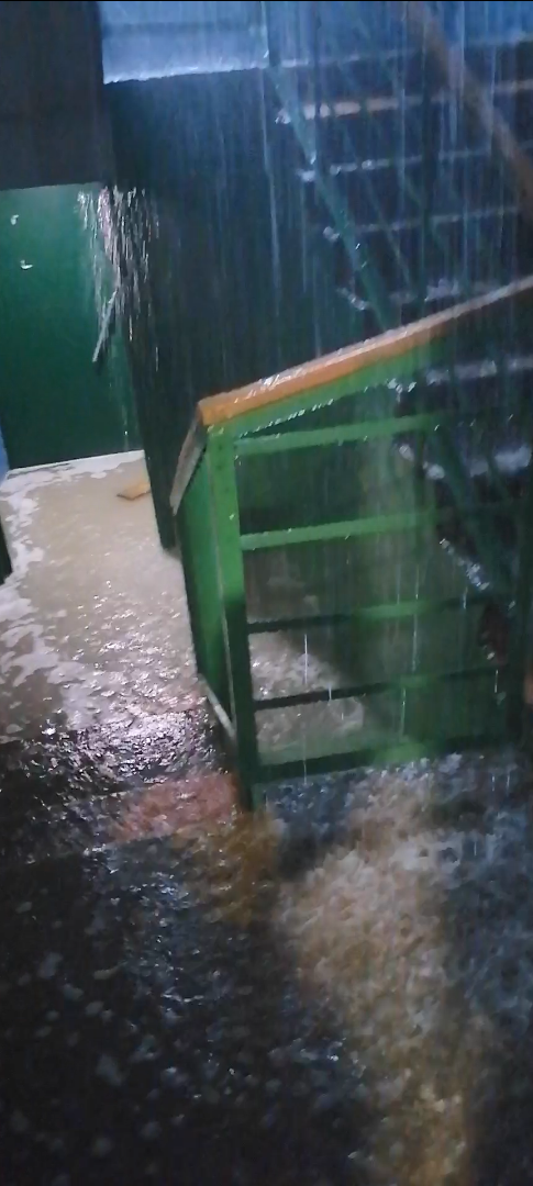 Затопленные подъезды и реки на дорогах: в Альметьевске прошел сильный ливень